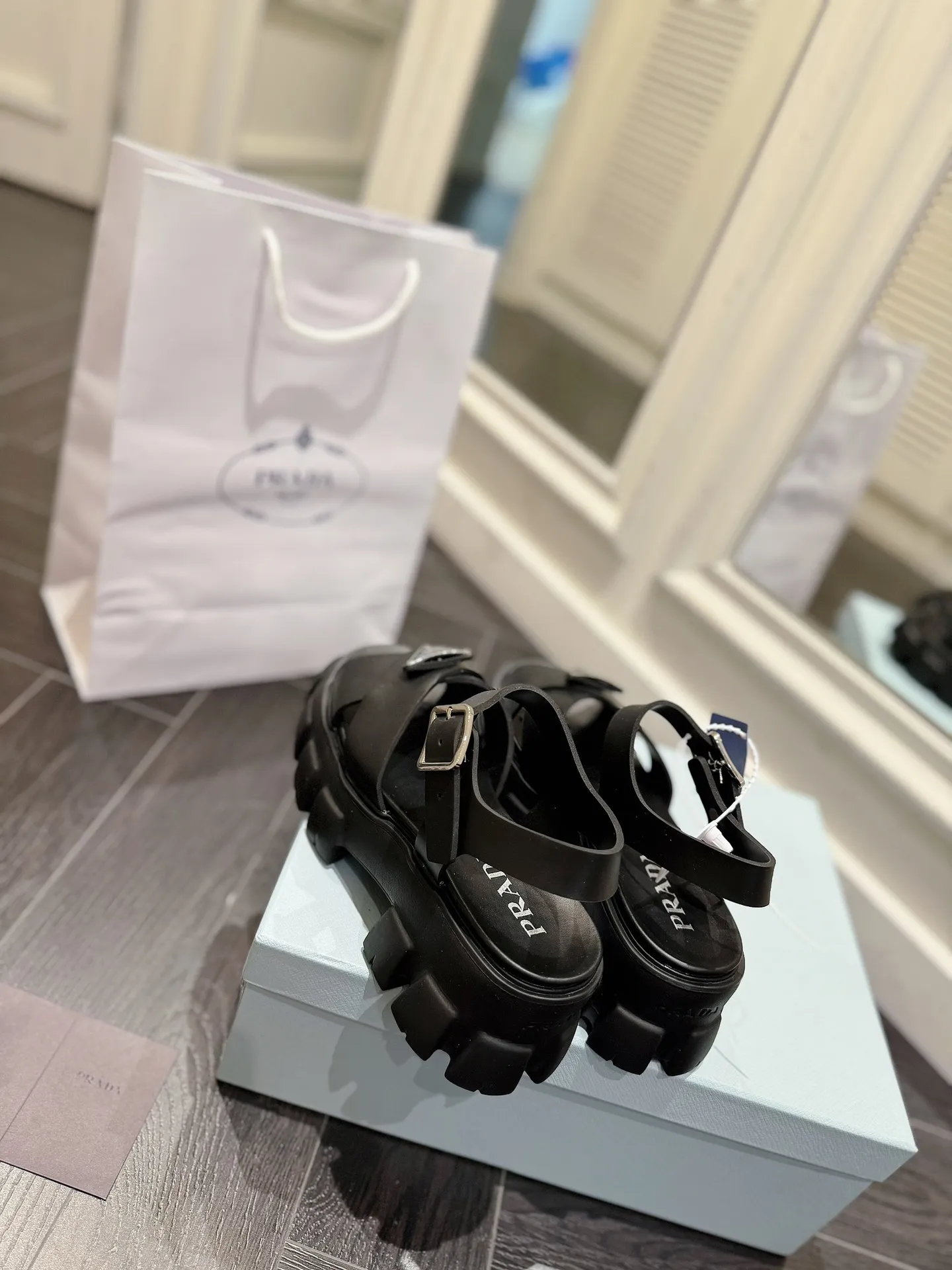 👟👟Ex-factory price 460👟👟 prada Roman shoes will definitely make you fall in love with them! The latest spring and summer sawtooth Roman braided thick-soled sandals E64, retro, fashionable and avant-garde gear teeth, 55mm thick-soled soles and uppers, making the whole pair of shoes light and comfortable. Bright colors, a variety of choices to satisfy fashionable people of different styles! The iconic metal triangle logo is paired with the shape of ancient beach sandals. Every design element is fashionable! Color: black and white Size: 35-41